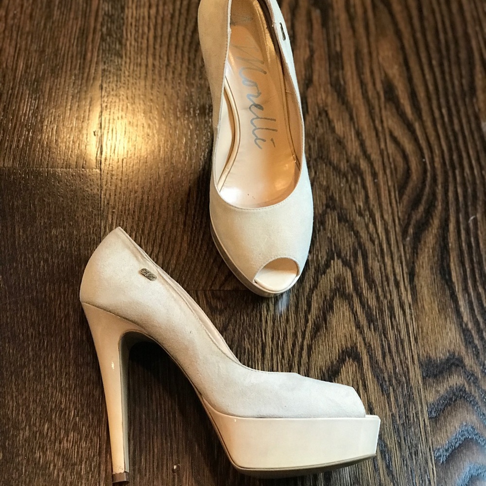 $250 DESIGNER MORELLI SUEDE PEEP TOE HEELS NUDE